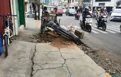 Pengendara di Jalan Otista Kota Bandung melintas di samping galian kabel yang tidak ditutup semestinya, Jumat (27/2). Kondisi ini membahayakan pengguna jalan. (Sumber: ayobandung.id | Foto: Nisrina Nuraini)