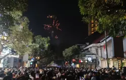 Suasana malam pergantian tahun di kawasan Braga, Kota Bandung. (Sumber: AyoBandung.com | Foto: Gilang Fathu Romadhan)