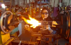 Demi waktu, pekerja wanita di Kota Bandung ini terus menyalakan industrialisasi (Sumber: Dokpri | Foto: Totok Siswantara)