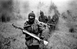Tentara Zapatista saat bergerilya. (Sumber: La Jornada)