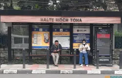 Pengguna Metro Trans Jabar menunggu bus di Halte Mochamad Toha, Kota Bandung. (Sumber: ayobandung.id | Foto: Nisrina Nuraini)