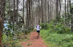 Bagas Aji Prakoso saat menjajal Tahura Djuanda. (Sumber: ayobandung.id | Foto: Ilham Maulana)