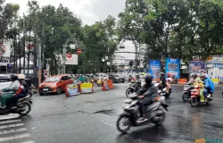 Kendaraan roda doa melintas di Simpang Dago. (Sumber: ayobandung.id | Foto: Nisrina Nuraini)