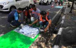 Pengecatan ulang jalur khusus sepeda untuk meningkatkan kenyamanan dan juga meningkatkan keselamatan lalulintas pengguna sepeda. (Sumber: ayobandung.id | Foto: Irfan Al Faritsi)