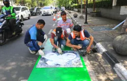 Pengecatan ulang garis jalur khusus sepeda di Jalan Perintis Kemerdekaan, Kota Bandung, Rabu 10 Juli 2024. (Sumber: ayobandung.id | Foto: Irfan Al Faritsi)