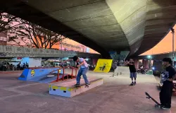 Anak muda di Kota Bandung bermain skateboard di kolong Jembatan Pasupati. (Sumber: ayobandung.id | Foto: Ilham Maulana)