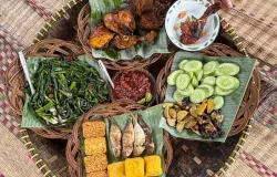 Hidangan khas Sunda tersaji rapi dalam tradisi munggahan, momen kebersamaan sebelum memasuki bulan suci Ramadhan pada Selasa, 25 Maret 2025. (Sumber: Sela | Foto: Dalvin)