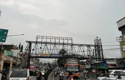 Jembatan Penyeberangan Orang (JPO) di dekat Terminal Cicaheum, Kota Bandung. (Sumber: ayobandung.id | Foto: Ilham Maulana)