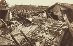 Ilustrasi kerusakan gempa Cianjur tahun 1879. (Sumber: KITLV)