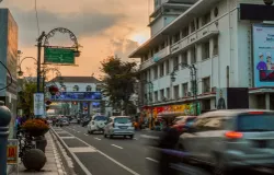Bandung berdiri di atas harapan, kekacauan, luka-luka kecil, dan pertanyaan yang tidak kunjung selesai. (Sumber: Unsplash | Foto: Aditya Enggar Perdana)