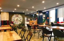 Konsep “healing” bukan hanya bersifat visual, sebenarnya ketenangan ruang lahir dari cahaya alami, pemandangan, sirkulasi udara, material alami, serta kualitas pengalaman ruang yang nyata. (Sumber: Pixabay)