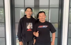 Rezza Radian Zulfikar (kanan) dan Muhammad Saeful, pengelola homeless media seputarsoetta.bdg. (Sumber: ayobandung.id | Foto: Halwa Raudhatul)