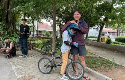 Tama dan ayahnya, Asep Sofyan. (Sumber: ayobandung.id | Foto: Ilham Maulana)