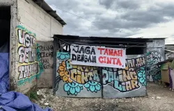 Protes warga Sukahaji di atas lahan sengketa. (Sumber: ayobandung.id | Foto: Halwa Raudhatul)