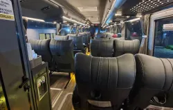 Interior dari Cititrans Super Executive Busline 28S (CTB-102) saat malam hari pada 30 Oktober 2025. (Sumber: Dokumentasi Pribadi | Foto: Dean 'Izzan Rahmani)