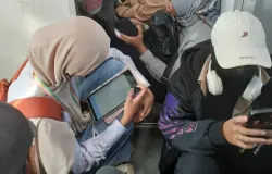 Penulis bersama kaum penglaju di Bandung Raya berdesakan di KA komuter. (Sumber: Dokumen pribadi | Foto: Sri Maryati)