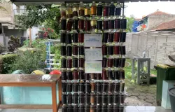 Hasil dari pengolahan sampah organik salah satunya dijadikan eco enzyme yang kaya enzim ramah lingkungan. (Sumber: ayobandung.id | Foto: Halwa Raudhatul)