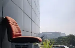 Bangku yang terduduk di Perpustakaan Kota Bandung (Sumber: Koleksi Pribadi Penulis | Foto: Penulis)