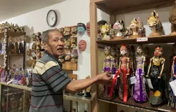 Tatang Ruhiana dan koleksi wayan goleknya yang dijual di galeri Alan Ruchiat. (Sumber: ayobandung.id | Foto: Halwa Raudhatul)