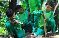 Sejumlah siswa SD Cirendeu saat bermain permainan tradisional. (Sumber: Ayobandung.com | Foto: Irfan Al-Faritsi)