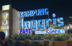 Suasana Ikon Kampung Inggris di Pasar Senja Pare. (Sumber: Dokumentasi Penulis)