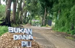 Waktu orang Bandung pusing nyari filter estetik buat foto trotoar, warga Sukabumi malah pusing milih lubang jalan agar nyawa tak melayang. (Sumber: Istimewa)