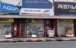 Lapak penjual dan service arloji di Jalan ABC. (Sumber: ayobandung.id | Foto: Halwa Raudhatul)