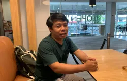 Ahmad Taopik, pendiri akun homeless media @beritabandungraya_com. (Sumber: ayobandung.id | Foto: Halwa Raudhatul)