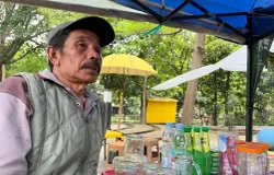 Abah Anang, pedagang yang telah berjualan di kawasan Alun-Alun Regol sejak awal dibuka. (Sumber: ayobandung.id | Foto: Ilham Maulana)