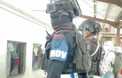 Personel Polda Jabar dari Kesatuan Brimob sedang berjaga di obyek vital Stasiun KA Rancaekek Kabupaten Bandung (Sumber: dokpri | Foto: Totok Siswantara)