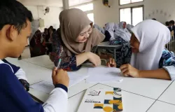 Sejumlah siswa saat beraktivitas di Sekolah Rakyat Menengah Pertama (SRMP) 8 Cimahi, Jalan Kerkof, Kota Cimahi, Kamis 18 Juni 2026. (Sumber: Ayobandung.id | Foto: Irfan Al-Faritsi)