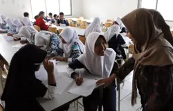 Sejumlah siswa saat beraktivitas di Sekolah Rakyat Menengah Pertama (SRMP) 8 Cimahi, Jalan Kerkof, Kota Cimahi, Kamis 18 Juni 2026. (Sumber: Ayobandung.id | Foto: Irfan Al-Faritsi)