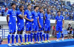 Tim Persib Bandung memperkenalkan jersey untuk kompetisi BRI Super League 2025/2026
di Stadion Gelora Bandung Lautan Api, Sabtu 2 Agustus 2025. (Sumber: Ayobandung.com | Foto: Irfan Al-Faritsi)