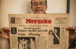 Kin Sanubary memperlihatkan surat kabar Merdeka edisi 3 Juni 1974, sebuah terbitan bersejarah yang kini telah berusia 52 tahun. (Sumber: Koleksi Kin Sanubary)