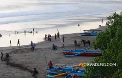 Ilustrasi kampung nelayan di Jawa Barat mendapatkan BLT subsidi BBM. (Sumber: Ayobandung.com | Foto: Irfan Al-Faritsi)
