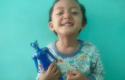 Asyiknya Kakang dengan mainan Ultraman alakadarnya, Kamis (2/7/2026) (Sumber: Istimewa | Foto: IBN GHIFARIE)