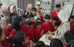 Ilustrasi Guru Penggerak bersama siswa yang sedang praktikum IPA. (Sumber: dokpri | Foto: Totok Siswantara)