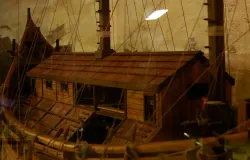 Miniatur kapal Jung Java, sebuah kapal buatan pelaut Nusantara yang kabarnya telah berkelana keliling dunia hingga Madagaskar. (Sumber: Wikimedia Commons)