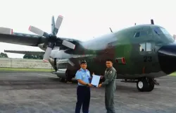 Komandan Satuan Pemeliharaan 15 (Sathar 15) memimpin serah terima pesawat C-130 Hercules dengan nomor registrasi A-1323. (Sumber: tni-au.mil.id))