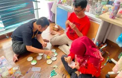 Proses produksi aksesori di PUKA, dikerjakan langsung oleh teman-teman penyandang disabilitas (Sumber: Penulis | Foto: Lupita Sari Ayuning Cahya Nugraha)