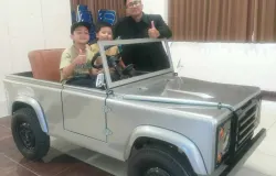 Aa Akil, Affan, Mang Ali asyik bergaya di mobil ala Indomotor EV saat Reuni Akbar 20 Tahun Fakultas Sains dan Teknologi (FST) di Gedung Anwar Musaddad, Sabtu (4/7/2026) (Sumber: Istimewa | Foto: IBN GHIFARIE)