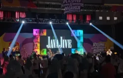 Band legendaris asal Bandung, Java Jive, tampil menghibur dan menyemarakkan Reuni Lima Angkatan SMA Negeri 1 Subang. (Foto: Kin Sanubary)