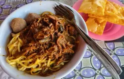 Foto mie ayam dari warung pinggir jalan. (Sumber: Dokumentasi Penulis | Foto: Syabil Rasyidan)