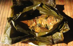 Pepes ikan emas (pais lauk mas) Sunda. (Sumber: Wikimedia Commons | Foto: Gunawan Kartapranata)
