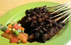 Sate Maranggi. (Sumber: Wikimedia Commons | Foto: Gunwan Kartapranata)