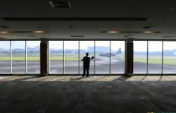 Petugas membersihkan salahsatu fasilitas Bandara Husein Sastranegara, Kota Bandung, Rabu 25 Juni 2025. (Sumber: ayobandung.id | Foto: Irfan Al Faritsi)