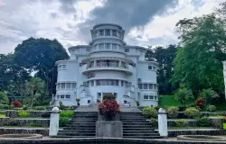 Villa Isola, bangunan bergaya Art Deco, yang kini jadi salah bangunan heritage Kota Bandung. (Sumber: ayobandung.com | Foto: Shilvia Yulianti Sumarna/Magang)