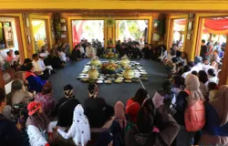 Warga mengikuti Upacara Adat Tutup Taun 1956 Ngemban Taun 1 Sura 1957 Saka Sunda di Kampung Adat Cireundeu, Leuwigajah, Kota Cimahi, Sabtu 5 Agustus 2023. (Sumber: Ayobandung.id | Foto: Irfan Al Faritsi)