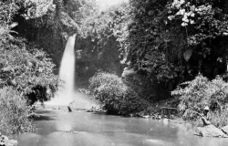 Curug Dago tahun 1880. (Sumber: KITLV)