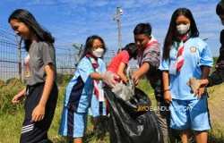 Sejumlah siswa dari SMP-SMA Advent Cimindi memunguti sampah di Jalan Babakan Cianjur, Kota Bandung, saat para mengikuti masa pengenalan lingkungan sekolah (MPLS) 2023-2024. (Sumber: Ayobandung.com | Foto: Irfan Al-Faritsi)